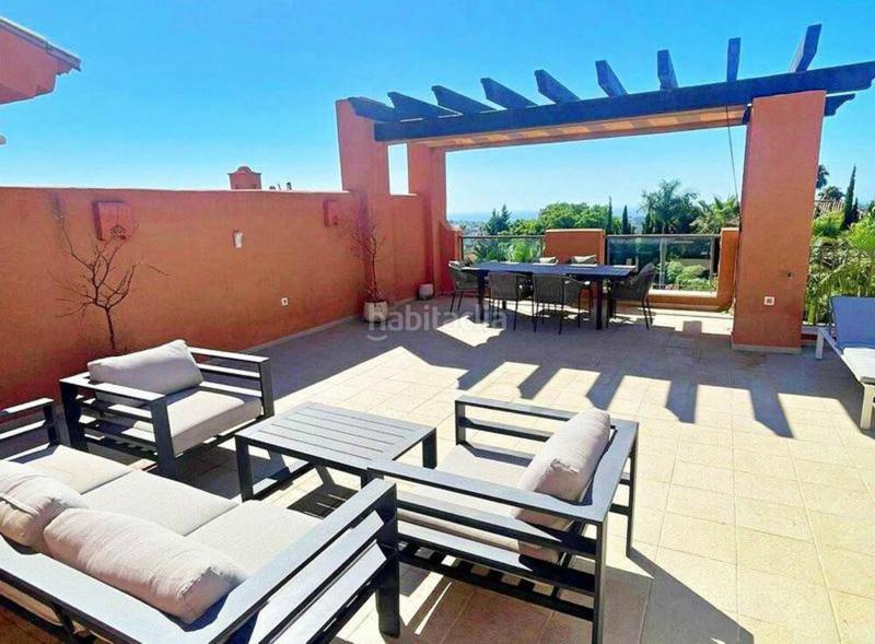 Foto 4d0638cc-6d0e-4bd1-9f5e-f4d70558599e. Lloguer àtic amb aparcament piscina a Los Naranjos Marbella