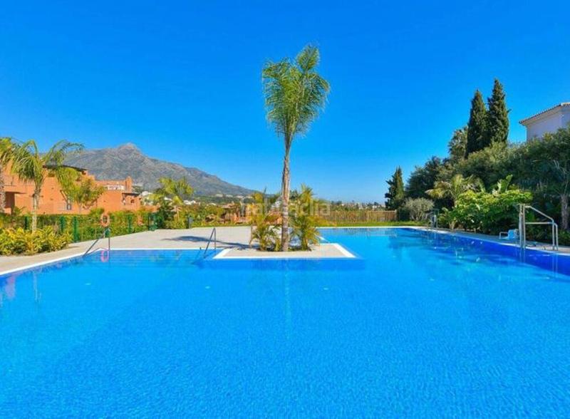 Foto 6c607d76-bdc5-4853-b2f5-0d71b8730830. Rent penthouse with parking pool in Los Naranjos Marbella