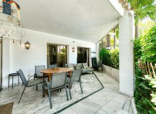 Planta baixa a Elviria. Apartamento de 3 dormitorios en planta baja con gran terraza en