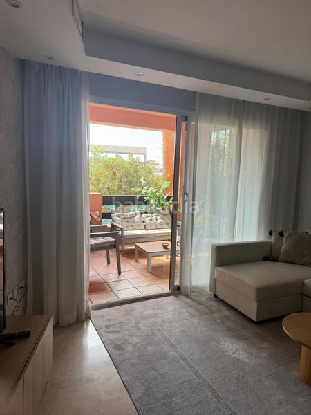 Foto 551e2012-f68e-4a07-80d9-e844a7bfa4b7. Location rez-de-chaussée avec parking piscine dans Las Lomas de Río Verde Marbella