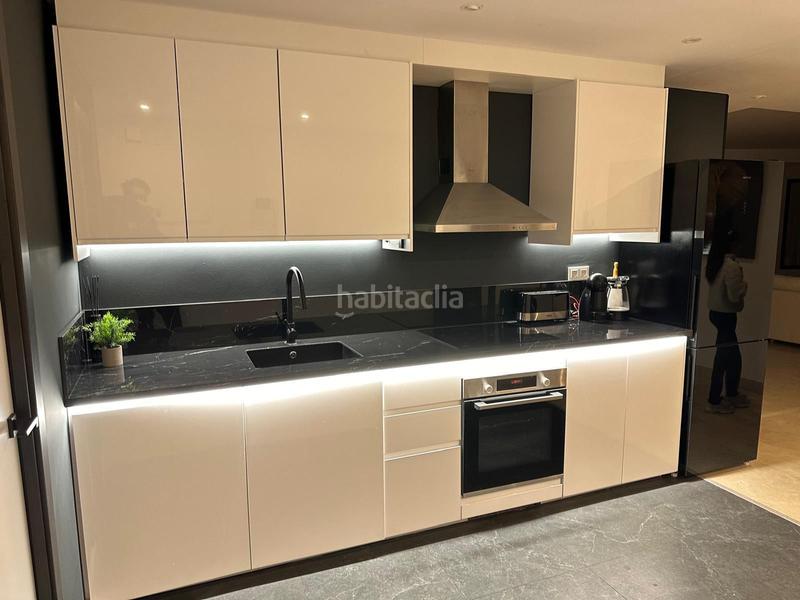 Foto d0d49d2f-ed4b-4661-b918-37feaf10ee15. Location rez-de-chaussée avec parking piscine dans Las Lomas de Río Verde Marbella