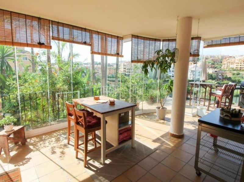 Foto 1063d728-ed7c-4811-9f99-4177bea2dc77. Planta baja espacioso apartamento de 3 dormitorios con terrazas expansivas y alrededores tropicales miraflores en Mijas