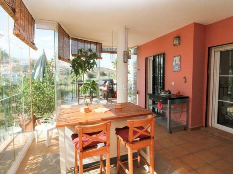 Foto c742dd6b-3069-46a3-b39c-faadc0ce43ee. Planta baja espacioso apartamento de 3 dormitorios con terrazas expansivas y alrededores tropicales miraflores en Mijas