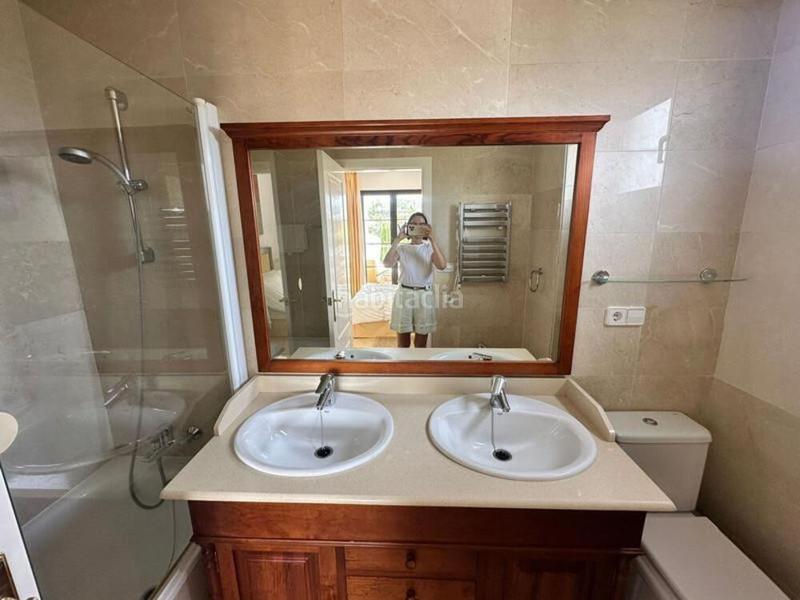 Foto f10a3e1c-c15c-42a4-b8e1-bdf9dd3dbce7. Alquiler apartamento amplio apartamento de 3 dormitorios para alquiler a largo plazo en los arqueros, en Benahavís