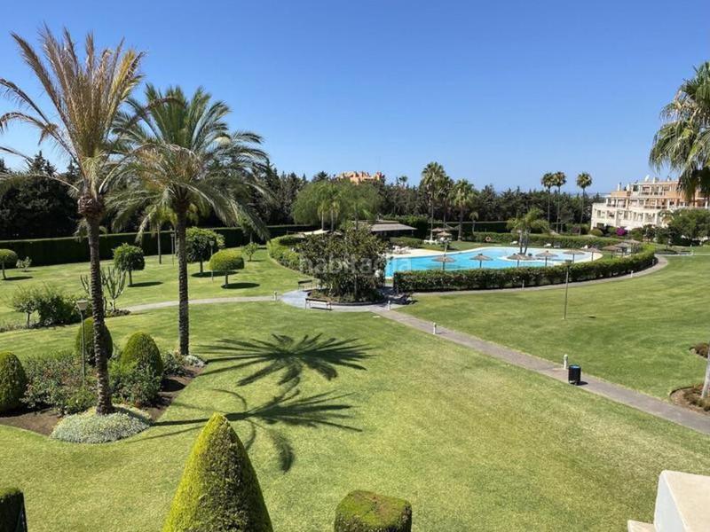 Foto b8f2e2f5-f0a9-4c7e-aab2-b3904e879302. Ático  de dúplex excepcional con panoramic vistas en la nueva milla de oro en Estepona