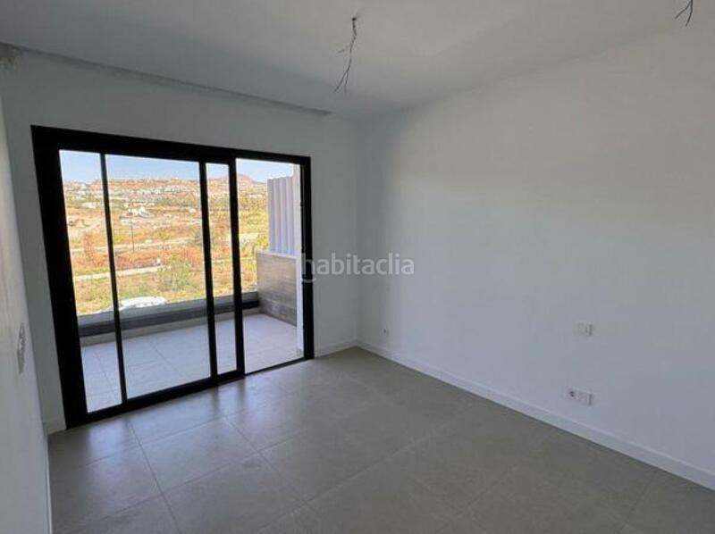 Foto 0ac89122-5722-42b4-803b-9e6cd2471f02. Rent towny house with parking pool in Benatalaya Estepona