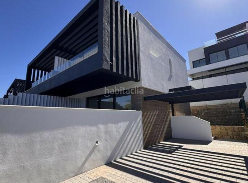Foto 102073d6-743f-441b-a715-c0b63671c297. Rent towny house with parking pool in Benatalaya Estepona