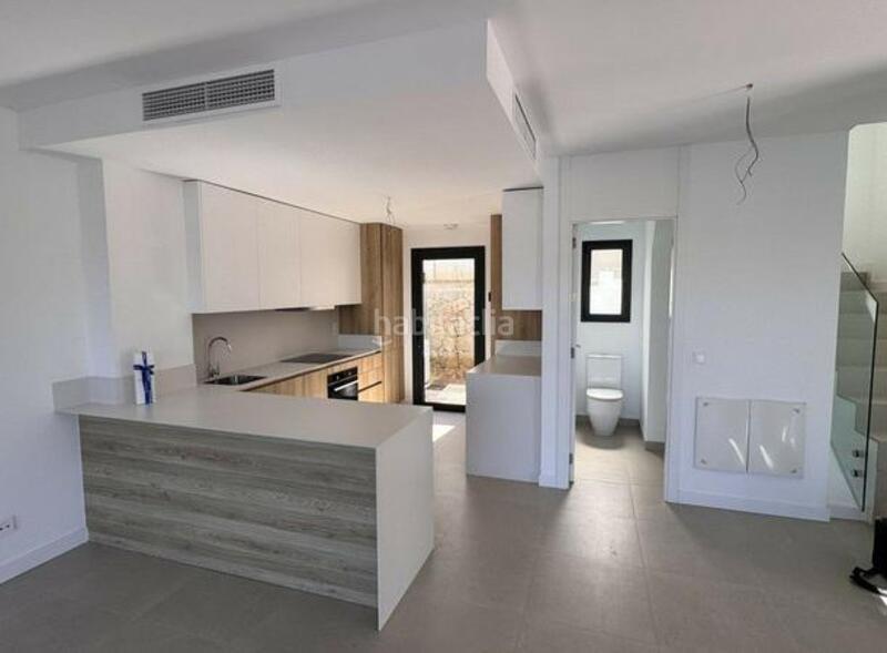 Foto 73c7a8d9-fd25-4f84-8c72-406f1e4dc16a. Rent towny house with parking pool in Benatalaya Estepona