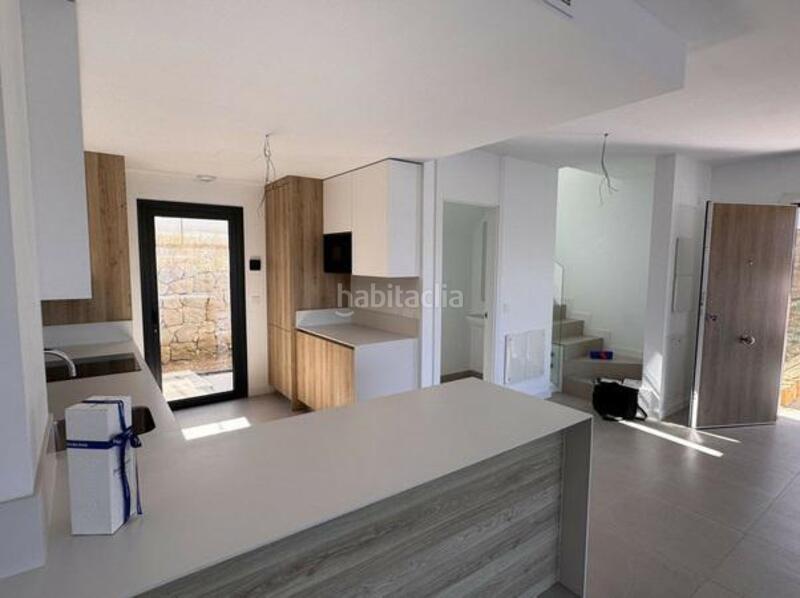 Foto c95c2b8f-dc78-447c-ae5a-024046d71300. Rent towny house with parking pool in Benatalaya Estepona