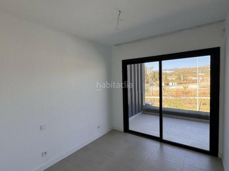 Foto dd4d9e6e-290b-4eda-91d5-5e6d56e50db6. Rent towny house with parking pool in Benatalaya Estepona