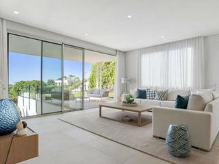 Dúplex a Nagüeles Alto. Excepcional apartamento dúplex con vistas al jardín y al mar en