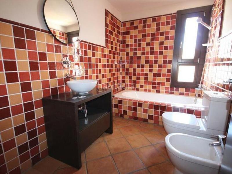 Foto 2220f3fa-fd4c-4a38-a8ed-7e9e8e4a042f. Lloguer casa aparellada amb aparcament piscina a Benahavís