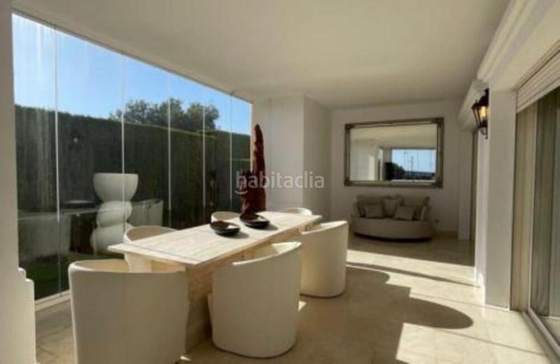 Foto 38fd39b0-dd49-4484-bb9c-26965518dbd0. Location rez-de-chaussée avec parking piscine dans Las Lomas de Río Verde Marbella