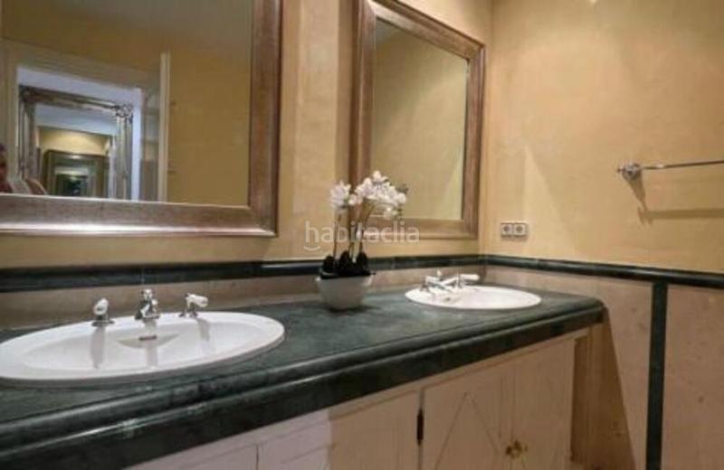 Foto 4a342bad-746f-4a78-9128-18e3fc9f12eb. Location rez-de-chaussée avec parking piscine dans Las Lomas de Río Verde Marbella