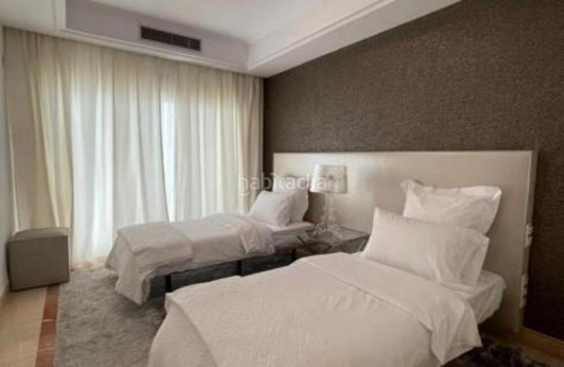 Foto 93317cb4-36da-4202-b112-1ebb549d6243. Location rez-de-chaussée avec parking piscine dans Las Lomas de Río Verde Marbella