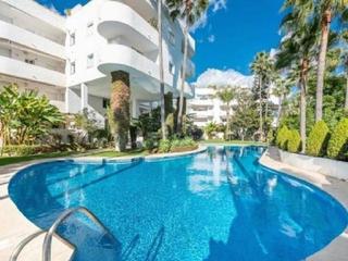 Lloguer Planta baixa a Puente Romano. Elegante apartamento en planta baja para alquiler a largo plazo