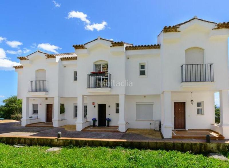Foto 9220a6f4-4077-42ec-aa52-b51b0b6acd30. Towny house with parking pool in los arqueros - puerto del almendro Benahavís