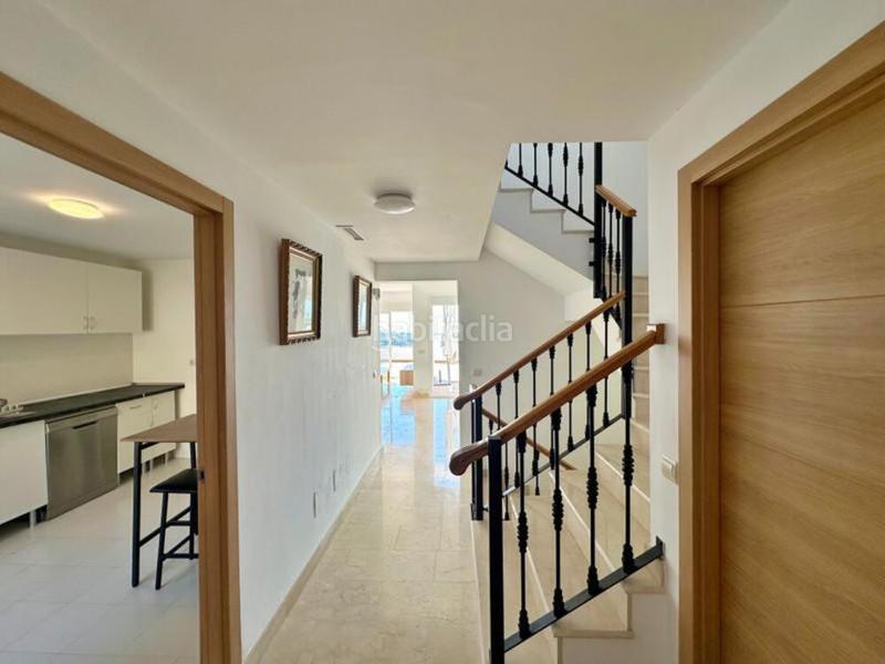 Foto c1267a99-3e47-4ae4-ba5a-8b38e62c02ec. Towny house with parking pool in los arqueros - puerto del almendro Benahavís