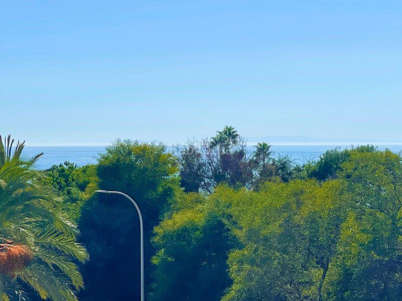 Foto 984a8c7a-f7f1-4c43-b8f9-b50845bd5f8b. Location attique avec parking piscine dans Elviria Marbella