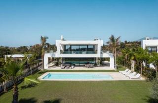 Casa en Nagüeles Alto. Villa contemporánea de 5 dormitorios con mar panorámico vistas e