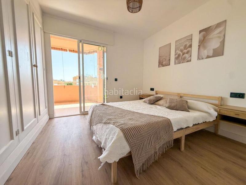 Foto 046eaf4f-4ff2-43f2-972e-af568cf9c179. Alquiler apartamento elegante apartamento con vistas al mar en selwo, en Estepona