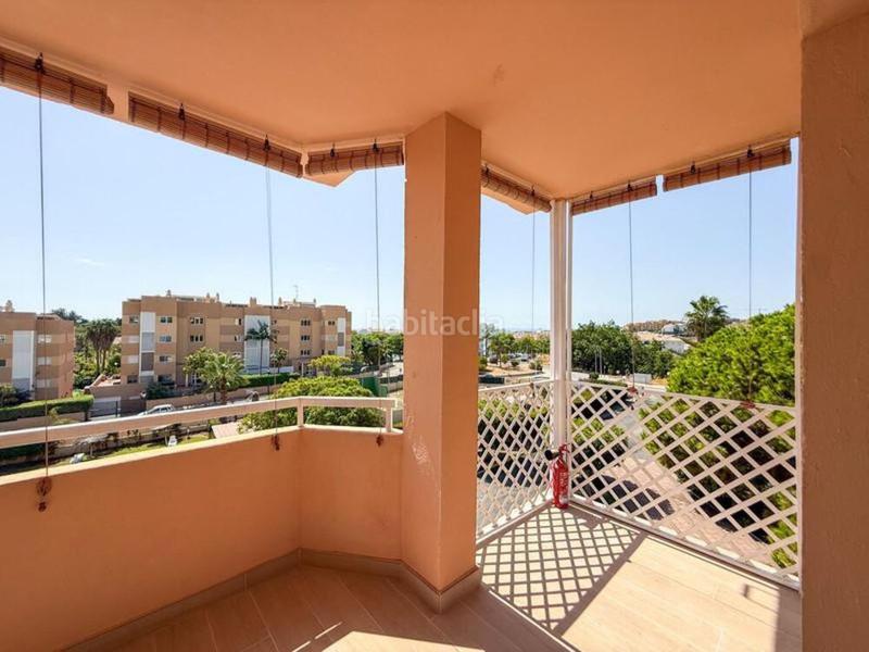 Foto 208f6c47-3a1f-4695-8ebd-e46ed1a030e9. Alquiler apartamento elegante apartamento con vistas al mar en selwo, en Estepona