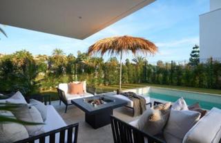 Maison à Nueva Atalaya. Villa de golf en el campanario, estepona este