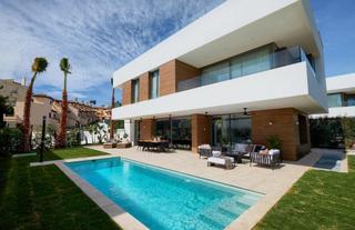 Casa a Nueva Atalaya. Villa de golf en el campanario, estepona este