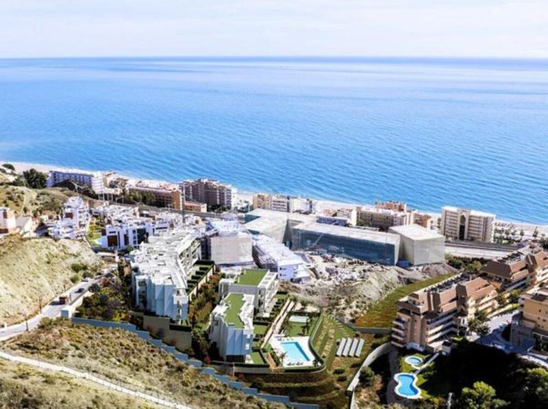 Foto a1351bfa-6792-48d3-8210-54eea4eeea31. Àtic amb calefacció aparcament piscina a El Higuerón Fuengirola