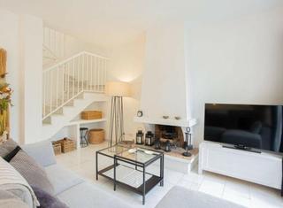 Rent Semi detached house in Nueva Andalucía centro. Elegante casa adosada de tres dormitorios para alquiler a largo