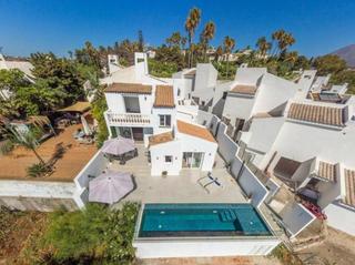 Haus in Bahía Dorada. Elegante villa mediterránea con vistas panorámicas al mar y enca