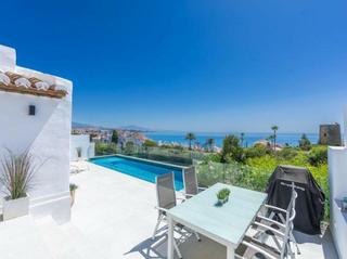 Haus in Bahía Dorada. Elegante villa mediterránea con vistas panorámicas al mar y enca