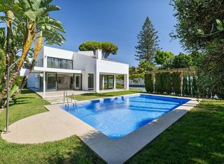Casa a San Pedro de Alcántara Pueblo. Elegante villa contemporánea en alta vista, san pedro de alcánta