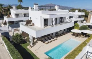 Casa a Nueva Alcántara. Villa moderna junto a la playa con piscina climatizada y terraza