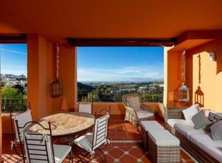 Location Appartement à Los Arqueros  - Puerto del Almendro. Elegante apartamento de dos dormitorios con vistas panorámicas a