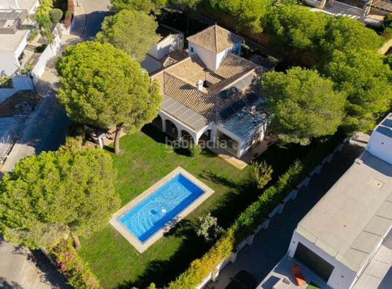 Foto 87715d4f-1d8a-4b24-90f8-ce218f8dd943. Alquiler casa elegante villa de 4 dormitorios en el paraíso en Estepona