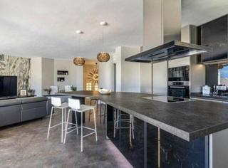 Affitto Piccolo appartamento in Lomas de Marbella Club. Elegante dúplex con vistas panorámicas al mar y a la montaña en