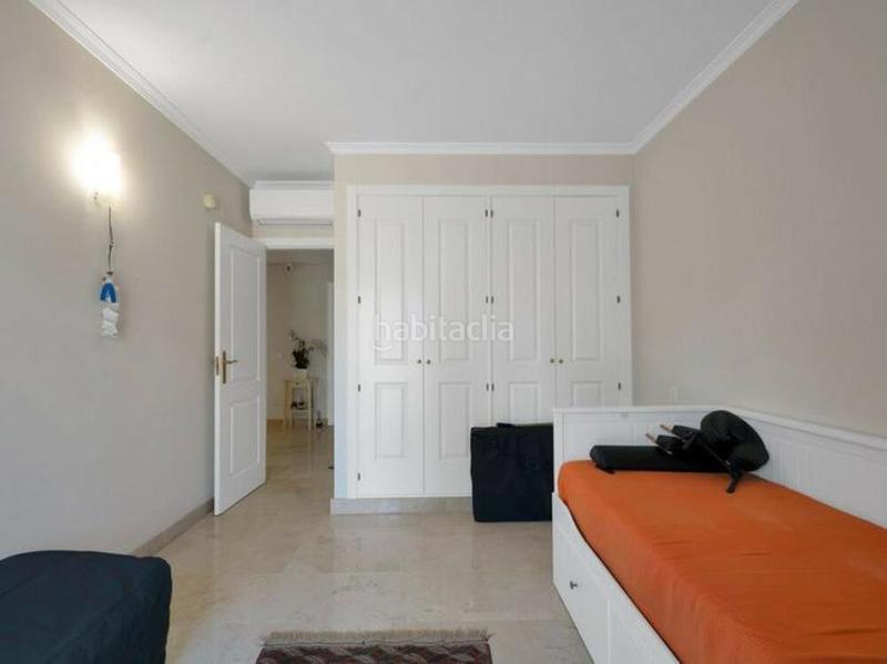 Foto 0b6a5436-d196-4ab8-9c1d-7f5a89b592d2. Semi detached house with parking pool in Nueva Atalaya Estepona