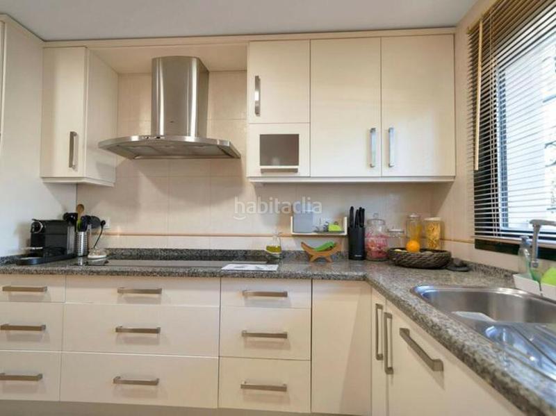 Foto 4b6b3a30-d579-4f1b-9ba0-7c2f13af84f6. Semi detached house with parking pool in Nueva Atalaya Estepona