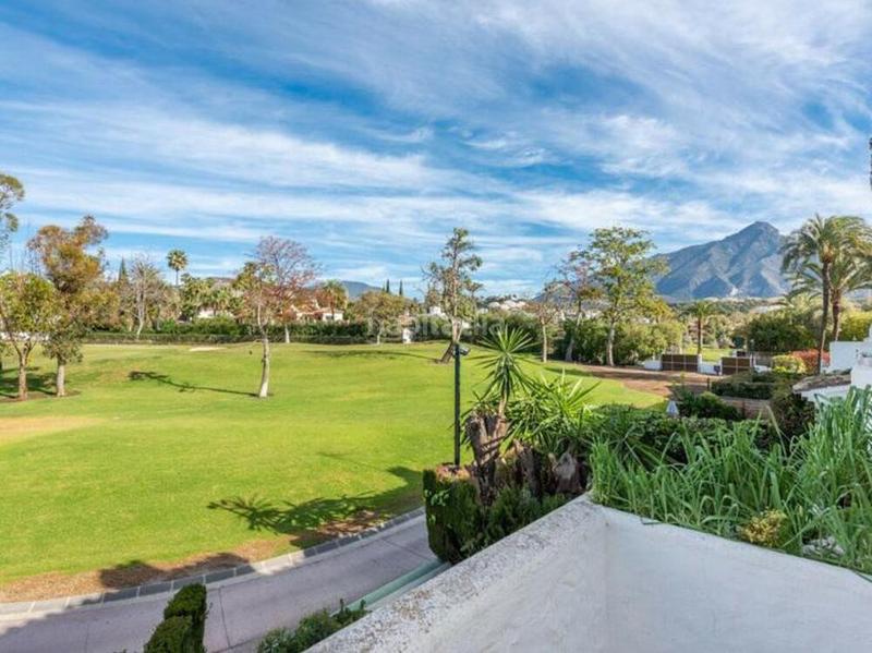 Foto 8b586641-0b20-4c00-bf31-7ef618934746. Rent semi detached house with parking pool in Los Naranjos Marbella