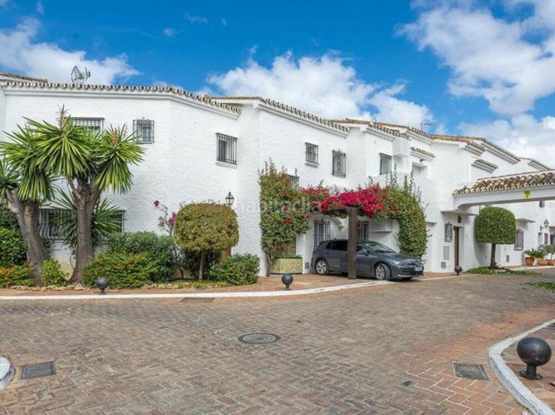 Foto e41e10f9-85b6-4a57-ae4d-cbf03d4c0484. Rent semi detached house with parking pool in Los Naranjos Marbella