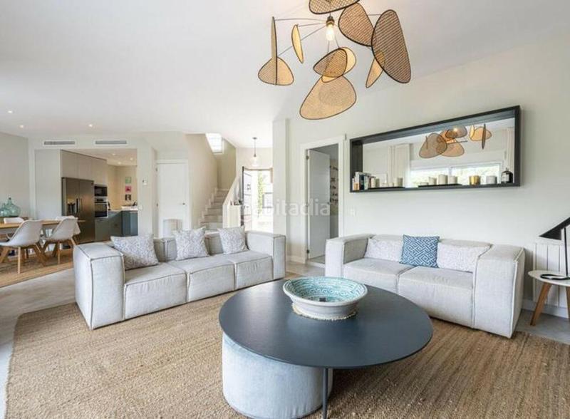 Foto ee8bf195-6099-41fb-bcd6-b964a6ab904a. Rent semi detached house with parking pool in Los Naranjos Marbella