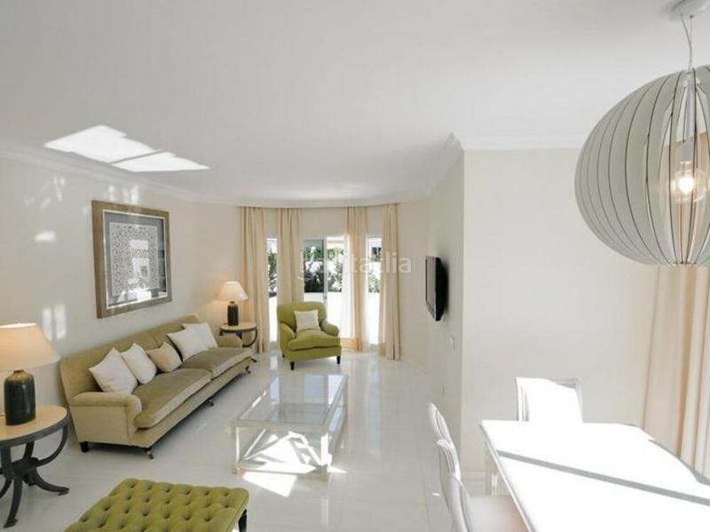 Foto 7e1d0a9e-7e57-4959-8a97-88116789cb2a. Rent penthouse with parking pool in lomas de Marbella club Marbella