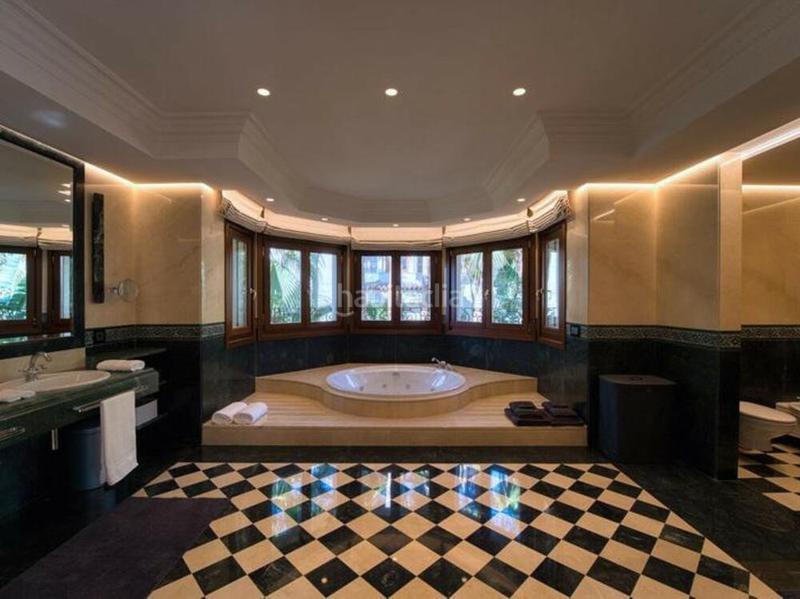 Foto 91a7de84-3fbe-40c9-92ee-47e51d6c9bee. Miete haus mit parking pool in Sierra Blanca Marbella