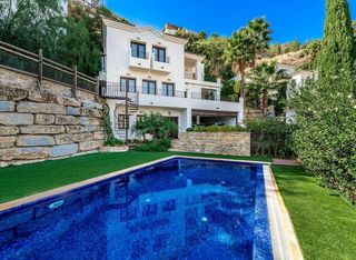 Casa en Benahavís pueblo. Elegante villa mediterránea con vistas panorámicas al mar y la m
