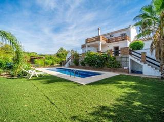 Haus in Elviria. Oasis privado con jardín, piscina y terrazas  oportunidad de ren
