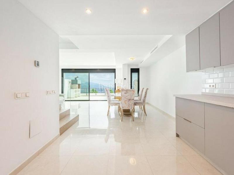 Foto d414f18c-f8db-4d45-bac4-9f4d8154d950. Casa adossada amb calefacció aparcament piscina a Marbella