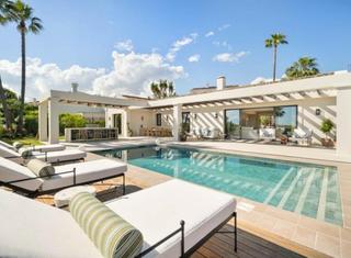 Casa en Nueva Andalucía centro. Villa mediterránea contemporánea con vistas panorámicas en nueva