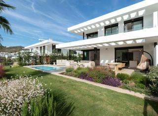Casa pareada en Santa Clara. Un refinado refugio mediterráneo junto al santa clara golf