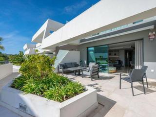 Reihenhaus in La Cala Golf - Lagar Martell. Elegante adosado mediterráneo con piscina en la azotea en la val